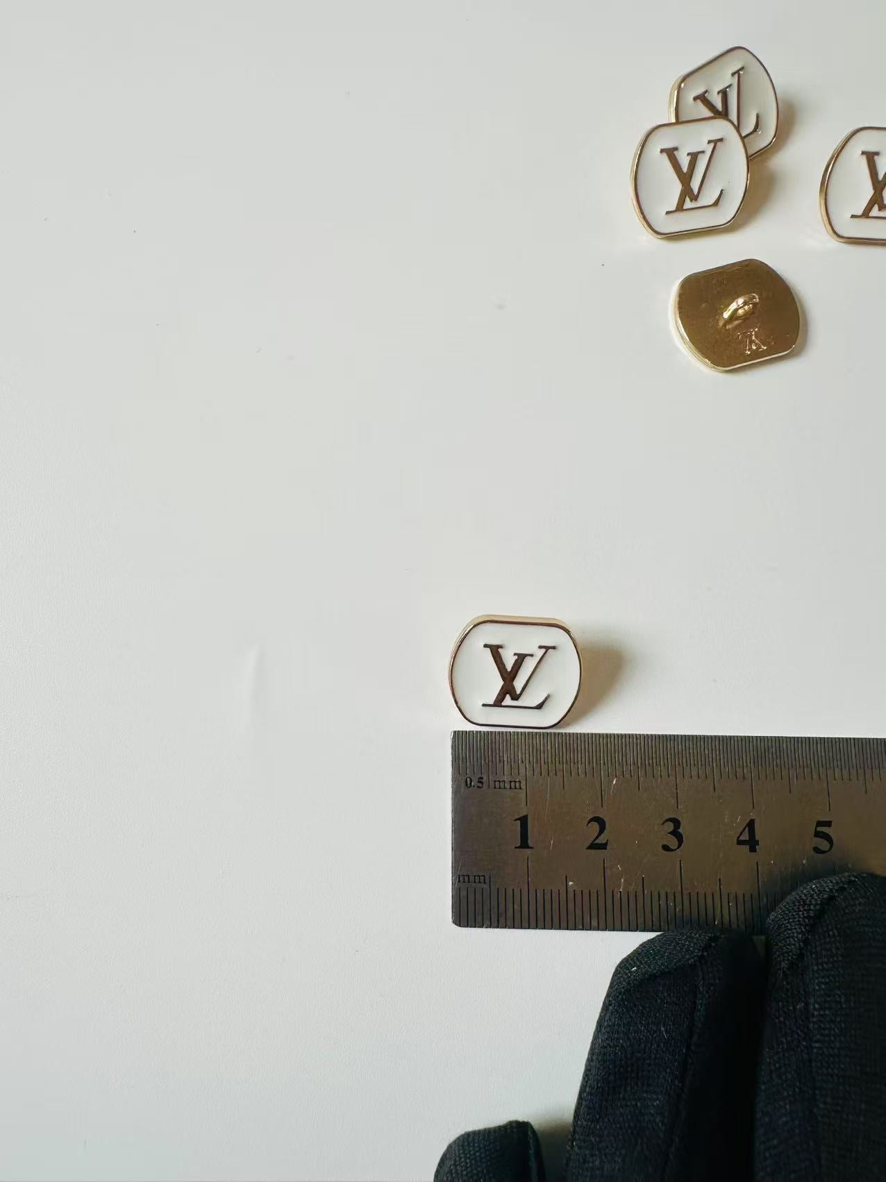 New 1 PC 18MM LV Handicraft Button Metal Material For Apparel(White)